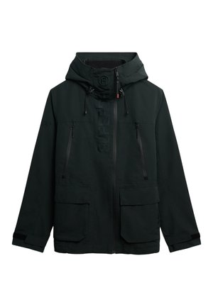 Chaqueta negra con capucha, cierre frontal, dos bolsillos de pecho con cremallera, dos bolsillos de mano con solapa y el logo de "Superdry" en relieve en la parte frontal y en la manga.