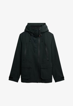 Czarna kurtka z kapturem, z przodu na zamek, z dwiema kieszeniami na zamek na klatce piersiowej, dwiema kieszeniami na ręce z klapami oraz wytłoczonym logo "Superdry" z przodu i na rękawie.