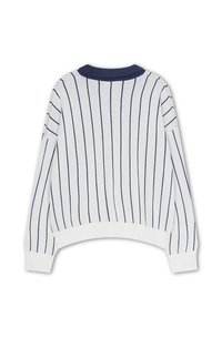 Suéter blanco de manga larga con rayas verticales en azul marino, dobladillo y cuello acanalados, diseño ligeramente corto, tejido texturizado.