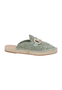 Grön vävd slidesandal med rund tå, prydd med en metallspänne och texturerad ovandel. Har en flätad jute-mellansula och platt sula.