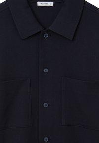 Camicia button-up blu navy realizzata in tessuto intrecciato, con colletto, due tasche sul petto e un design classico con bottoni scuri.