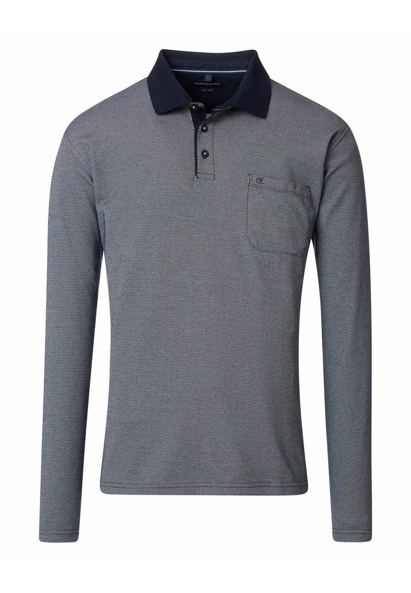 Koszula polo z długim rękawem w ciemnoszarym kolorze z granatowym kołnierzykiem. Posiada kieszeń na piersi oraz strukturalną tkaninę. Zapięcie na guziki z kontrastowym przeszyciem.
