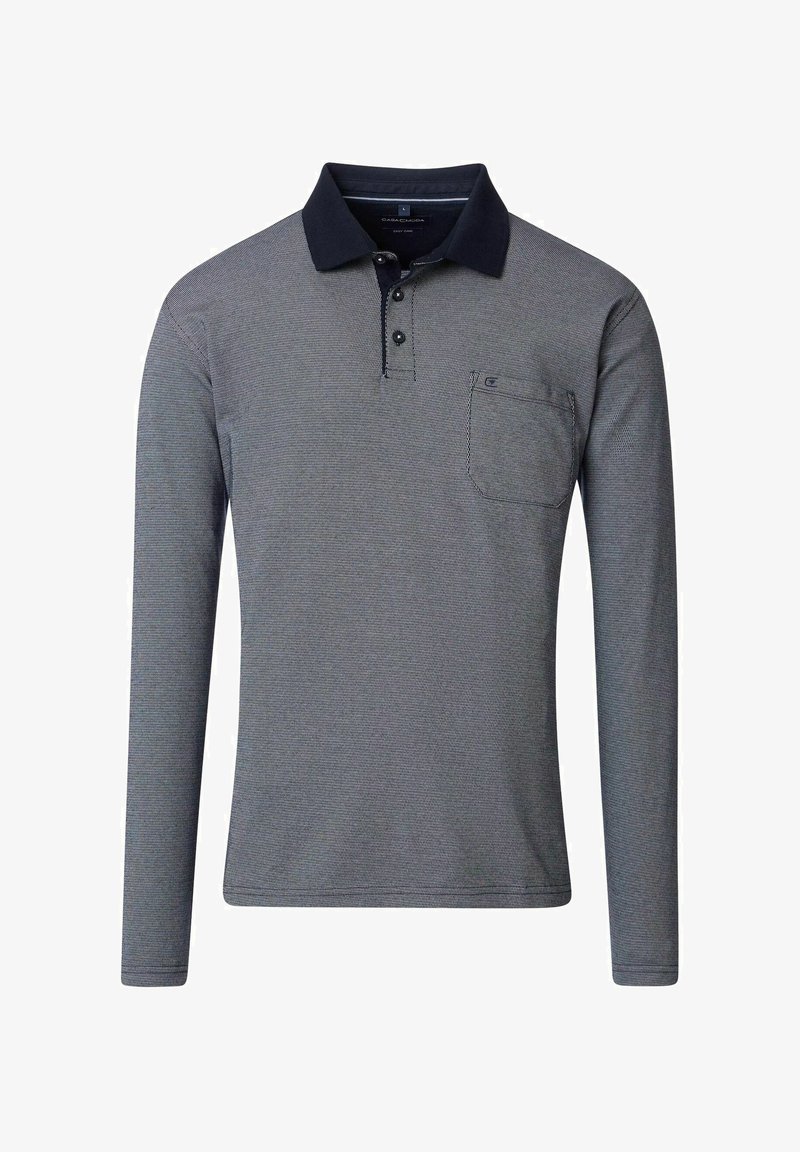 Koszula polo z długim rękawem w ciemnoszarym kolorze z granatowym kołnierzykiem. Posiada kieszeń na piersi oraz strukturalną tkaninę. Zapięcie na guziki z kontrastowym przeszyciem.