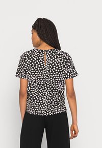Vero Moda VMOLGA  - T-shirt estampada - black
