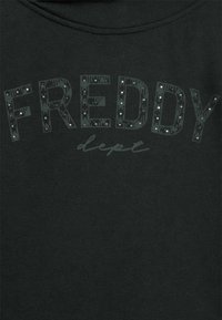 Felpa nera in cotone con la scritta "FREDDY" in grandi lettere di paillettes con una texture liscia e un collo rotondo. Sotto è stampata la parola "dept".