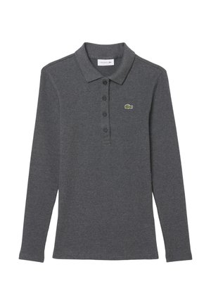 Polo a maniche lunghe di colore grigio scuro, realizzato in tessuto a coste, con una chiusura a tre bottoni e il logo del coccodrillo verde di Lacoste sul petto.