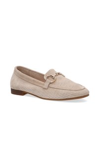 Beige semišové slip-on boty s perforovaným designem, kulatou špičkou a kovovým ozdobným páskem. Nízký podpatek a plochá podrážka pro pohodlí.