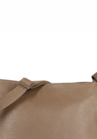 Lichtbruine leren handtas met een gestructureerd oppervlak en een plat ontwerp. Voorzien van een schouderband en metalen hardware op de band.