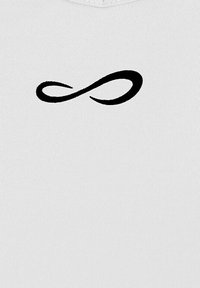 Tessuto bianco con texture a righe, caratterizzato da un prominente design del simbolo dell'infinito nero, centrato sul fronte.