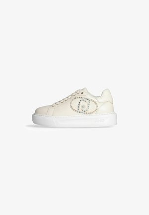 Adidași din piele alba, cu vârf rotund, talpă albă groasă și logo decorat cu cristale clare pe lateral.
