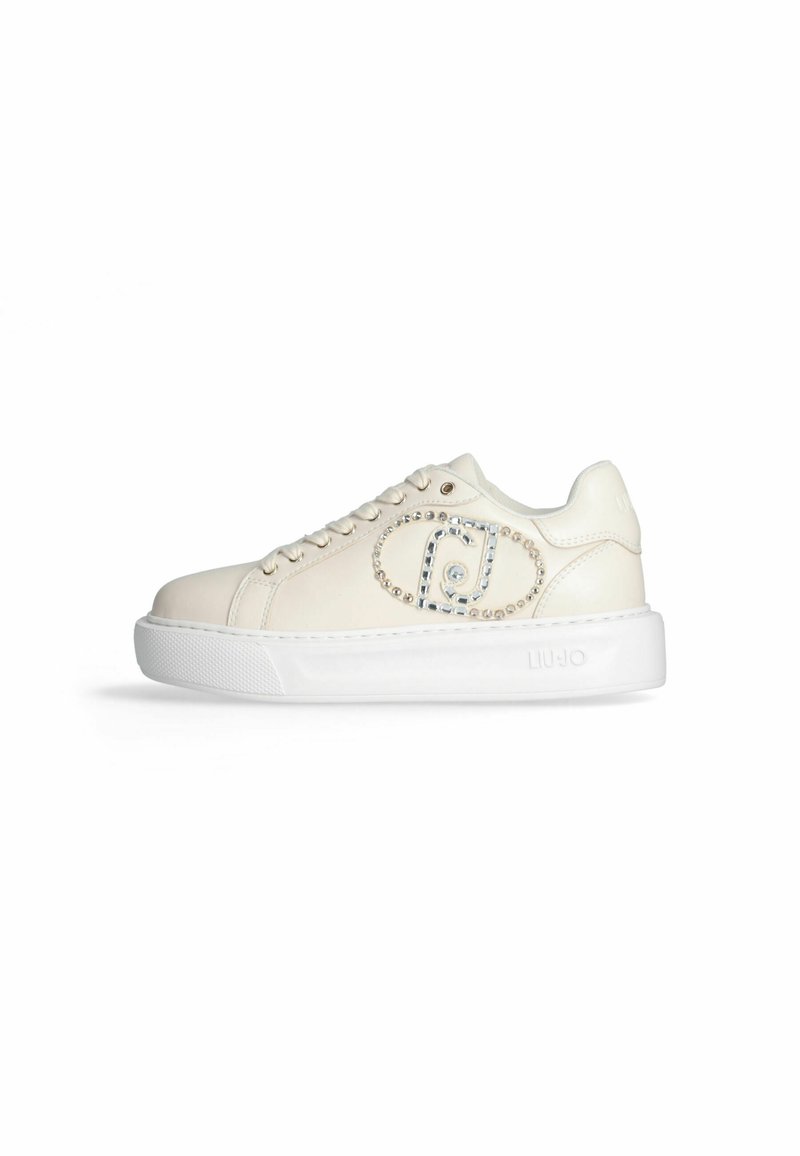 Baskets en cuir blanc avec un bout rond, semelle blanche épaisse et logo orné de strass clairs sur le côté.