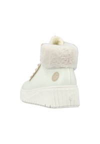 Witte hoge sneakers met een faux fur kraag, een gestructureerde platformzool en een eenvoudig logoaccent op de zijkant. Gouden veters maken het ontwerp af.