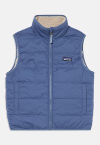 Puffer vest in blue with a high collar and zip closure. Features a soft fleece lining and side pockets. Horizontal quilted pattern.
