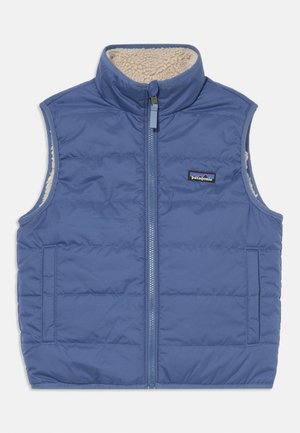 Gilet matelassé bleu avec un col haut et une fermeture éclair. Dispose d'une doublure en polaire douce et de poches latérales. Motif matelassé horizontal.