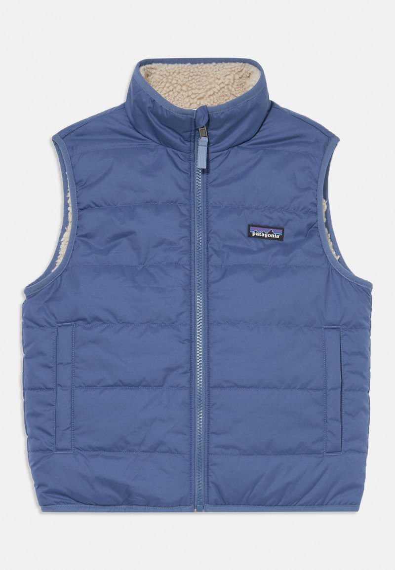 Puffer vest in blue with a high collar and zip closure. Features a soft fleece lining and side pockets. Horizontal quilted pattern.
