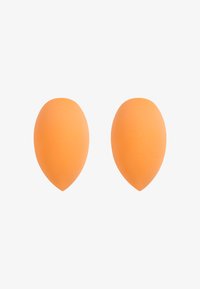 Deux éponges à maquillage identiques en forme de goutte d'eau orange sur fond blanc.