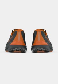Černé a oranžové běžecké boty s texturovaným svrškem, zesílenou patou a gumovou podrážkou, s odrazovými detaily a polstrovanou podrážkou.