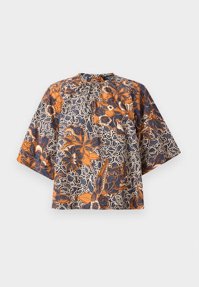 Μπλούζα με κοντά μανίκια και ψηλό γιακά, με πορτοκαλί και μπλε σκούρο λουλουδένιο μοτίβο σε λευκό και μαύρο αφηρημένο φόντο.