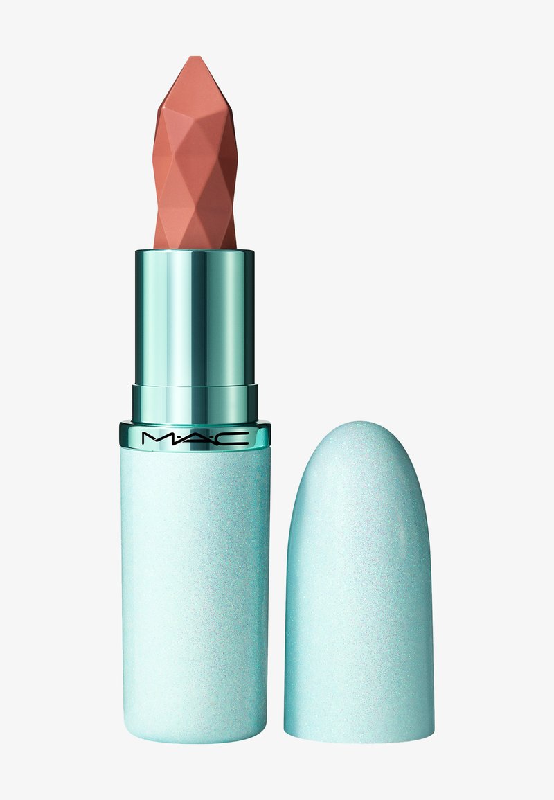 Rossetto MAC con una punta sfaccettata di nude pink, racchiuso in un contenitore metallico di colore aqua con una finitura testurizzata e scintillante. Cappuccio accanto al tubetto.
