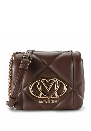 Bruine gewatteerde lederen schoudertas met een gouden kettingriem en de Love Moschino logo-plaat aan de voorkant.