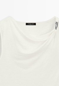 Wit mouwloos topje met gedrapeerde halslijn en zilverkleurige gesp detail op de rechter schouder, met label Massimo Dutti.