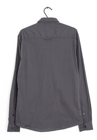 Camiseta de manga larga color gris oscuro hecha de tela lisa. Presenta un cuello puntiagudo, canesú en la espalda y dobladillo redondeado. Puños con botones negros.