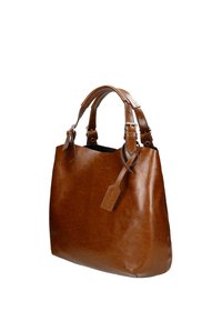 Borsa a spalla in pelle marrone con forma arrotondata, doppi manici e dettaglio con etichetta. Texture liscia con una leggera lucentezza e costruzione robusta.