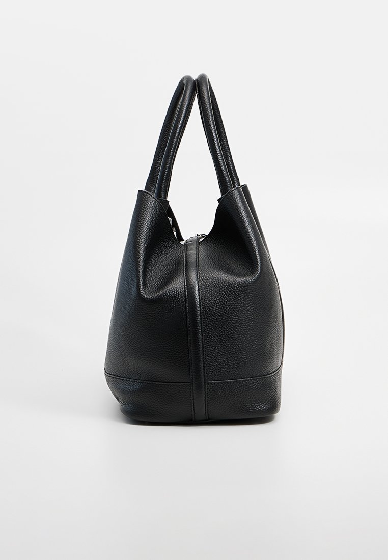 Schwarze Ledertasche mit strukturierter Oberfläche, verfügt über zwei Griffe und einen runden Boden, gestaltet im lässigen, offenen Stil.