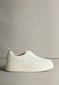 Pantof sport slip-on din piele albă, cu vârf rotund și talpă platformă albă, cu amortizare. Prezintă cusături subtile și buclă la spate pentru a facilita încălțarea.