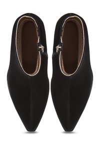 Bottines noires à bout pointu, en daim lisse, avec fermeture à glissière sur le côté et couture détaillée le long des bords.