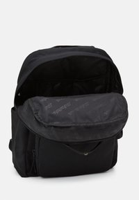 Zwarte rugzak gemaakt van duurzaam materiaal, met een ritsvak, klepsluiting en een subtiel intern logopatroon.