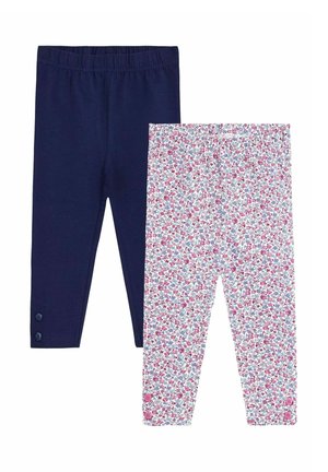 Kaksi paria legginssejä: yksi yksivärinen tummansininen, jossa on joustava vyötärö ja napit helmassa, sekä yksi kukkakuosiset legginsit vaaleanpunaisena, sinisenä ja valkoisena.