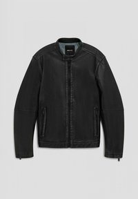 Sort læderjakke med høj krave, centrallukning med lynlås og to sidelommer. Har en glat overflade og minimalistisk design.