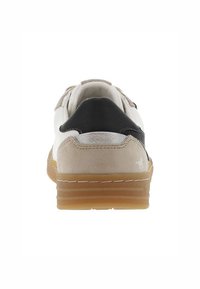 Sneaker z białą skórzaną cholewką, czarnymi skórzanymi akcentami, beżowym zamszowym obcasem i gumową podeszwą. Oferuje przeszycia oraz teksturowane wykończenie.