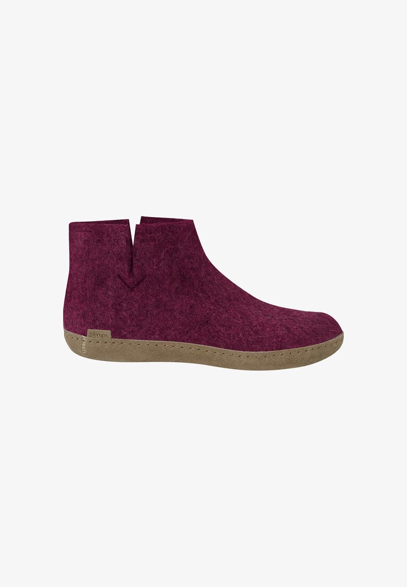 Chaussure bordeaux en feutre montant à la cheville avec semelle en caoutchouc beige, design à enfiler et petite étiquette latérale sur fond blanc uni.