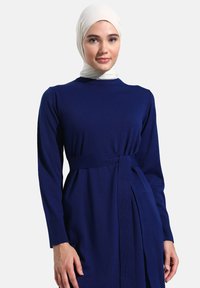 Modanisa SLIT DETAILED BELTED-REFKA CASUAL - Gebreide jurk - navy blue