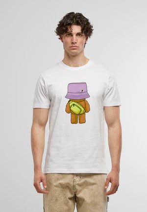 Weißes Baumwoll-T-Shirt mit einer Cartoonfigur, die einen lila Bucket Hat und eine grüne Bauchtasche trägt, vor einem schlichten Hintergrund präsentiert.