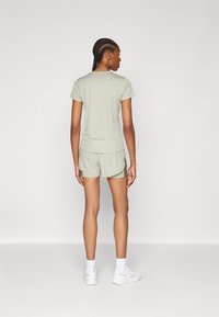 ASICS ROAD SHORT - Šortai „du viename“ - olive grey