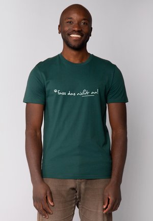 Grünes Baumwoll-T-Shirt mit kurzen Ärmeln, auf dessen Vorderseite der weiße Text "fass das nicht an!" gedruckt ist. Lockere Passform, glatte Textur.