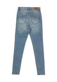 Jeans in denim azzurro chiaro con vestibilità slim, due tasche posteriori e un'etichetta in pelle beige sulla vita. Texture rovinata visibile.