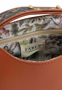 FABLE ENGLAND SADDLE - Cross body bag - tan