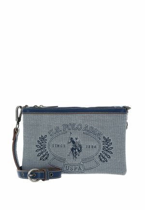 Pochette en toile bleue avec logo et motif brodés. Elle possède une fermeture éclair, une bandoulière détachable et des accents en cuir contrastant.