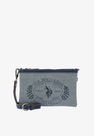 Pochette en toile bleue avec logo et motif brodés. Elle possède une fermeture éclair, une bandoulière détachable et des accents en cuir contrastant.