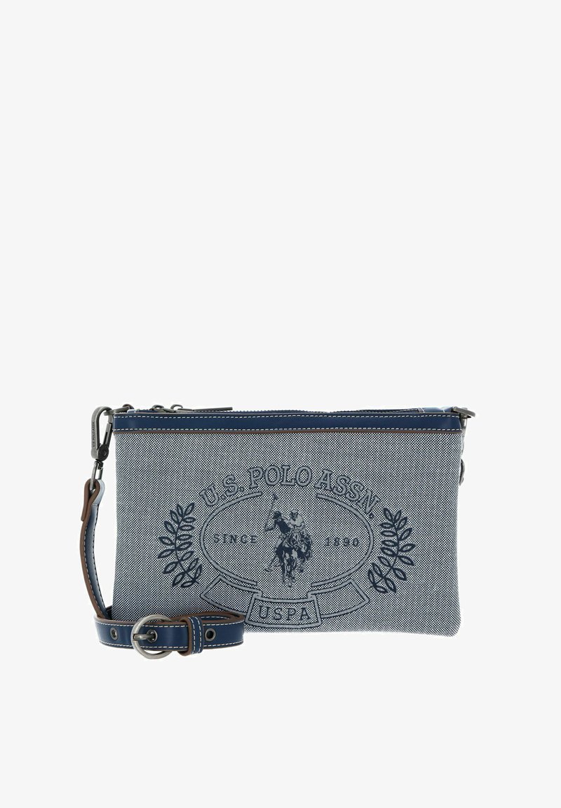 Pochette en toile bleue avec logo et motif brodés. Elle possède une fermeture éclair, une bandoulière détachable et des accents en cuir contrastant.