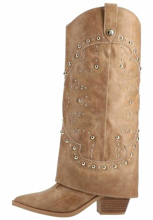 Botte de cowboy marron foncé mi-mollet avec bout pointu, talon empilé, coutures décoratives et clous argentés sur la tige et la zone des orteils.