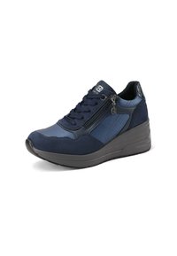 Sneaker sporty blu navy che presenta un mix di materiali testurizzati. Include una cerniera laterale e un design con lacci, con una suola a zeppa per un'altezza aggiuntiva.