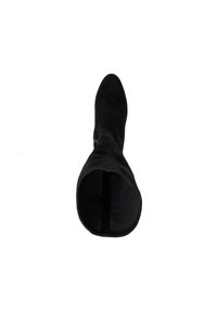 Botte en suede noire montée jusqu'aux genoux, avec un bout pointu, une texture douce et un design épuré. L'intérieur est doublé d'un tissu lisse.