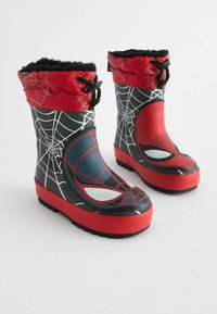 Bottes de pluie en caoutchouc avec un schéma de couleur rouge et noir, arborant un design Spider-Man, un revers rembourré rouge et une semelle texturée pour l'adhérence.