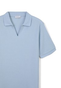 Hellblaues geripptes Polohemd mit kurzen Ärmeln und V-Ausschnitt, das einen glatten Kragen und eine subtile Textur im gesamten Stoff aufweist.