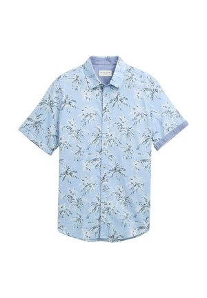 Chemise à manches courtes à boutons en tissu bleu clair, avec un motif de feuilles de palmier en bleu marine et blanc, dotée d'un col et de poignets contrastants.